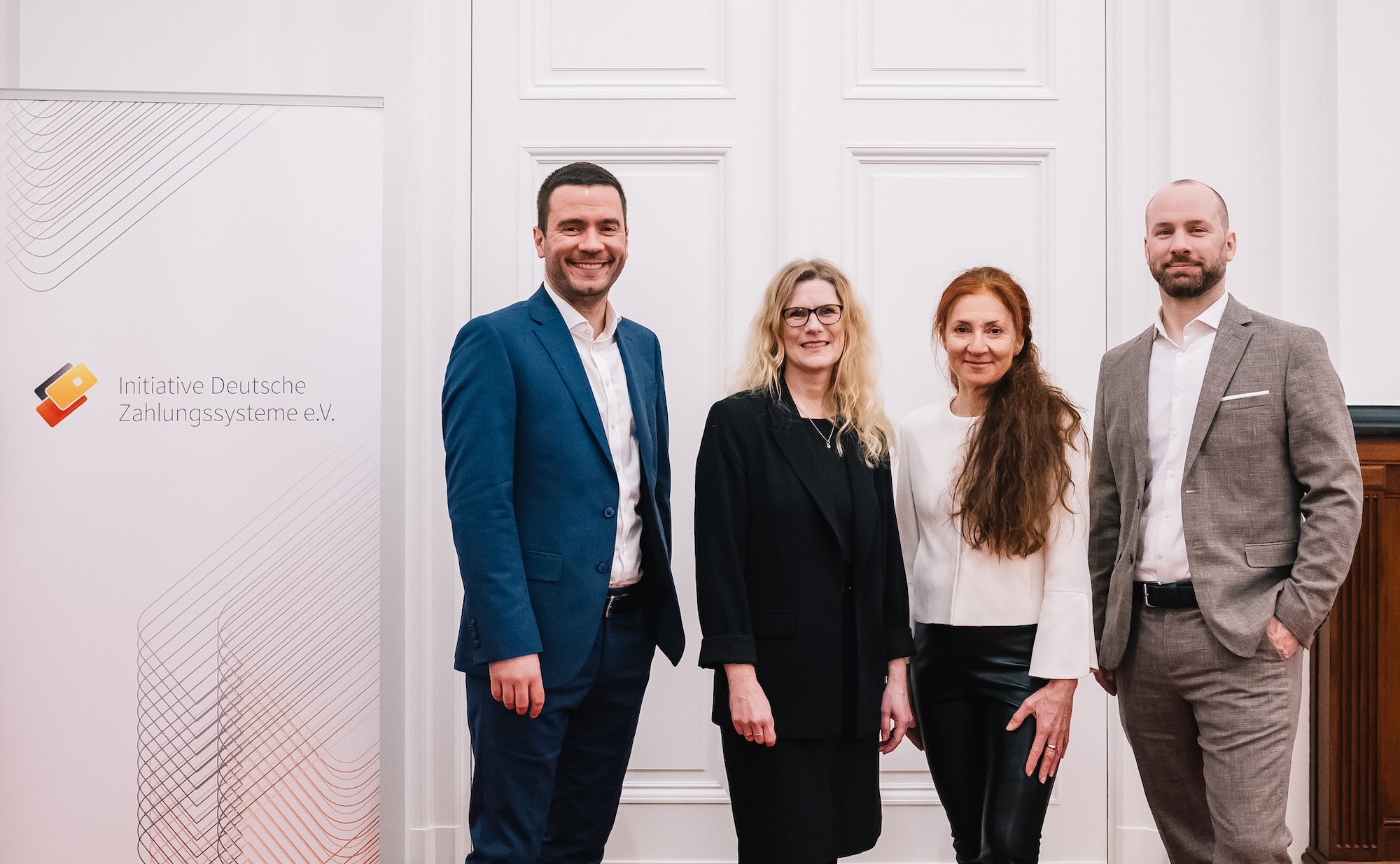 Das Team der Geschäftsstelle der Initiative Deutsche Zahlungssysteme e.V. im Bild – Pierre Du Bois, Heike Lange, Astrid Gelsema, Jasper Berg (v.l.n.r.)