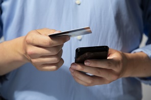 Karte mit Smartphone Karte mit Smartphone